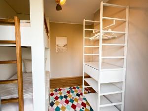 a bedroom with bunk beds and a bunk room with a ladder at Ferienwohnung Gartenidyll am Dümmer See in Lembruch