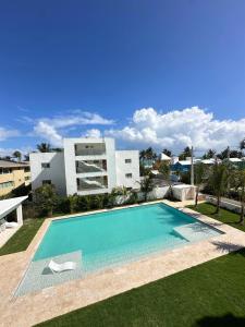 a large swimming pool in front of a building at Mananero III in Sosúa