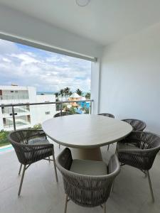 a white table and chairs with a view of the ocean at Mananero III in Sosúa