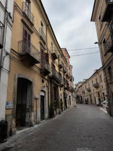 an empty street in an alley with buildings at Celestino V in Sulmona