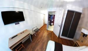 Μια τηλεόραση ή/και κέντρο ψυχαγωγίας στο Hotel Au Bon Coin