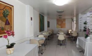 a row of tables and chairs in a room at Hotel Pampulha Palace in Belo Horizonte
