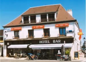 eine Hotelbar mit Fahrrädern, die davor geparkt sind in der Unterkunft Hotel Au Bon Coin in Cloyes-sur-le-Loir