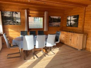 a dining room with a table and chairs at Unser Landhaus - Lastering Ferienhäuser & Apartments in Wettringen