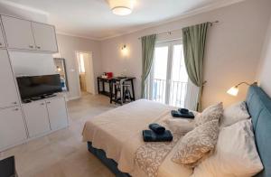 ein Schlafzimmer mit einem Bett, auf dem zwei Handtücher liegen in der Unterkunft Unique Integrated Hotel in Zadar