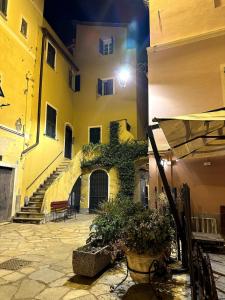 a building with ivy growing on the side of it at Casa di WR in Imperia