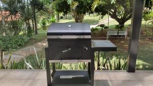 a barbecue grill sitting next to a picnic table at SPA BOA VISTA - Refugio in Itatiba