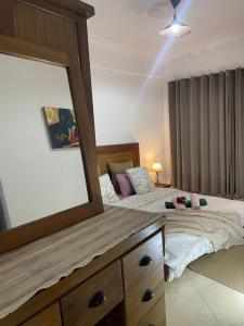 a bedroom with two beds and a large mirror at Moderne appartement in Larache