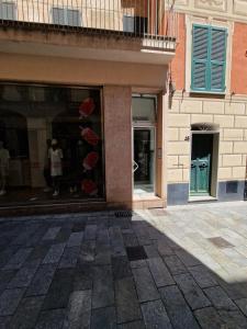 a store front of a building with a window at Bell-House in Varazze