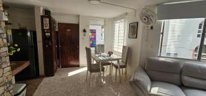 a living room with a table and a couch at Tu Refugio Tropical Cerca al Mar in Santa Marta