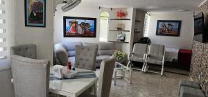 a living room with a couch and a table at Tu Refugio Tropical Cerca al Mar in Santa Marta