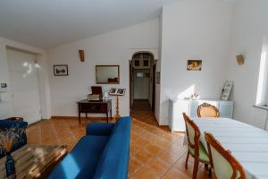 a living room with a blue couch and a table at Gli olivi in Formello