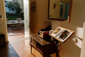 a room with a table with a picture on it at Gli olivi in Formello