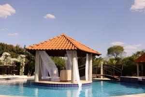 a gazebo in the middle of a swimming pool at Studio Hebron: Refúgio Entre a Cidade e a Natureza in Anápolis