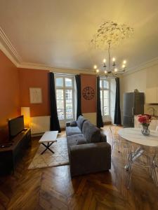 a living room with a couch and a table at Le balcon du Beffroi in Fougères