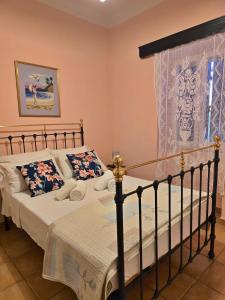 a bedroom with a bed and a window at 1939 in Kini