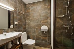 A bathroom at Orda Hotel