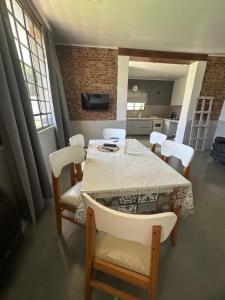 a dining room with a white table and white chairs at Apartamento El Rancho in San Pedro