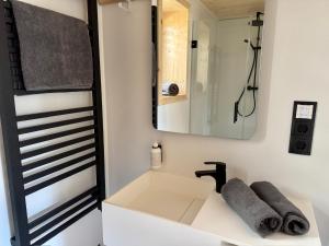 a bathroom with a sink and a mirror at SeeLaVie - Tiny Houses am Mattsee in Mattsee
