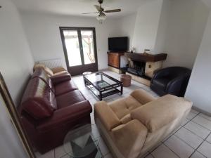 a living room with a couch and a table at Le Chant des Grenouilles in Itteville
