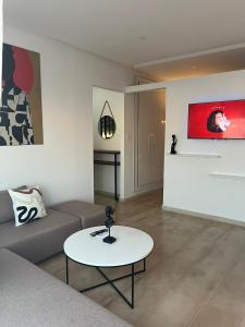 a living room with a couch and a table at Le Chill Out in Tunis