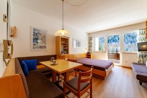 a living room with a couch and a table at Alpina Residence in Solda