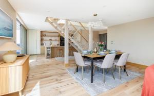a kitchen and dining room with a table and chairs at Rena's Retreat - Luxury Architectural Eco Home with hot tub a short walk from Gurnard in Cowes - Perfect Lux Stay for Sailers Couples and Older Families in Gurnard