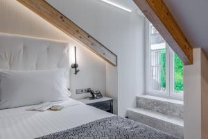 sypialnia z białym łóżkiem i oknem w obiekcie Hotel Santa Justa w Lizbonie +160 zdjęć