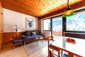 a living room with a couch and a table at Alpina Residence in Solda