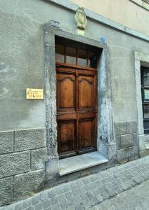 a wooden door on the side of a building at Le Jardin de Kabir in Martigny-Ville