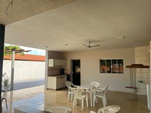 a kitchen and dining room with a table and chairs at Casa Lagoa Maior Espaçosa e confortável! in Três Lagoas