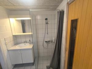 ein Badezimmer mit Dusche und Waschbecken in der Unterkunft Læsø Efterskole in Læsø + 71 Fotos
