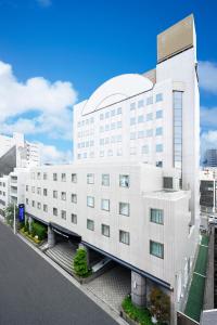 un gran edificio blanco en una ciudad en HOTEL MYSTAYS Ueno East en Tokio