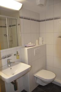 Koupelna v ubytování Hotel Gasthof Kreuz + 30 fotografií