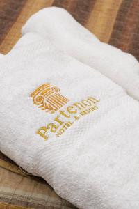 ein weißes Handtuch mit der Aufschrift „Frohes neues Jahr“ in der Unterkunft Hotel partenon in Tacna