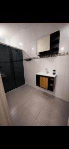 a bathroom with a sink and a shower at Edifício Marília in Marília +1 photo