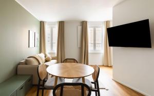 a living room with a table and a couch at Limehome Wels Ringstraße in Wels