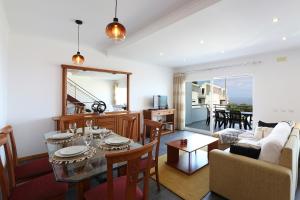 a living room with a table and a couch at T3-Sitio do Surf in Nazaré