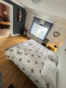 ein Schlafzimmer mit einem Bett und einer Bettdecke mit Sternen in der Unterkunft Gulthus in Odda