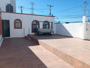 a building with a bench on the side of it at Casa en altos colonia lomas SLP in San Luis Potosí