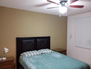 a bedroom with a bed with a ceiling fan at Casa en altos colonia lomas SLP in San Luis Potosí