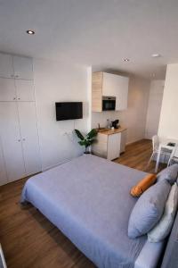 a bedroom with a large bed and a kitchen at Orient Herent - Boetiekhotel in Herent