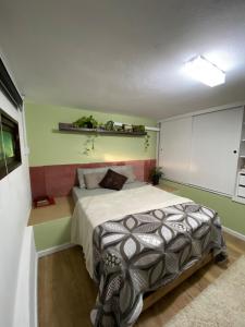 a bedroom with a large bed in a room at Refúgio Subterrâneo in Genuino Sampaio