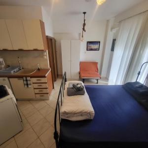 a kitchen with two beds in a room at Konstantinos's Luxury Studio in Thessaloniki