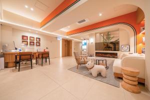 a living room with a couch and a table at 신림 빌라드보니 villa de boni in Seoul