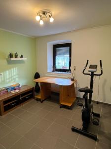 a room with a desk and a table and a chair at Ferienhaus am Rad- und Wanderweg in Nerdlen