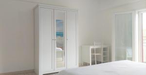 a bedroom with white walls and a bed and a window at Relax e Mare a Bellaria in Bellaria-Igea Marina