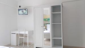 a room with a glass door leading to a bedroom at Relax e Mare a Bellaria in Bellaria-Igea Marina