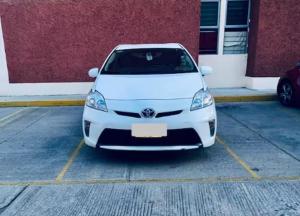 a white car parked in a parking lot at Tu depa en SLP in San Luis Potosí