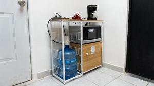 a small stand with a water bottle and a tv at Central and Comfortable Accommodation 4 in Altamira